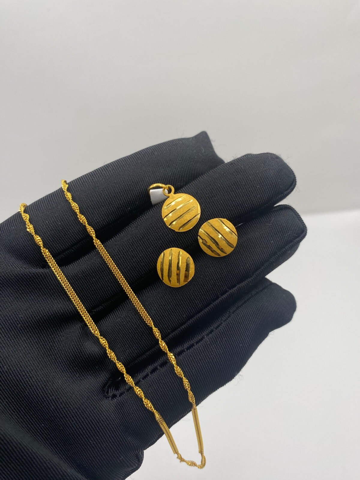 21K Jedda Pendant + Robe Daily Chain