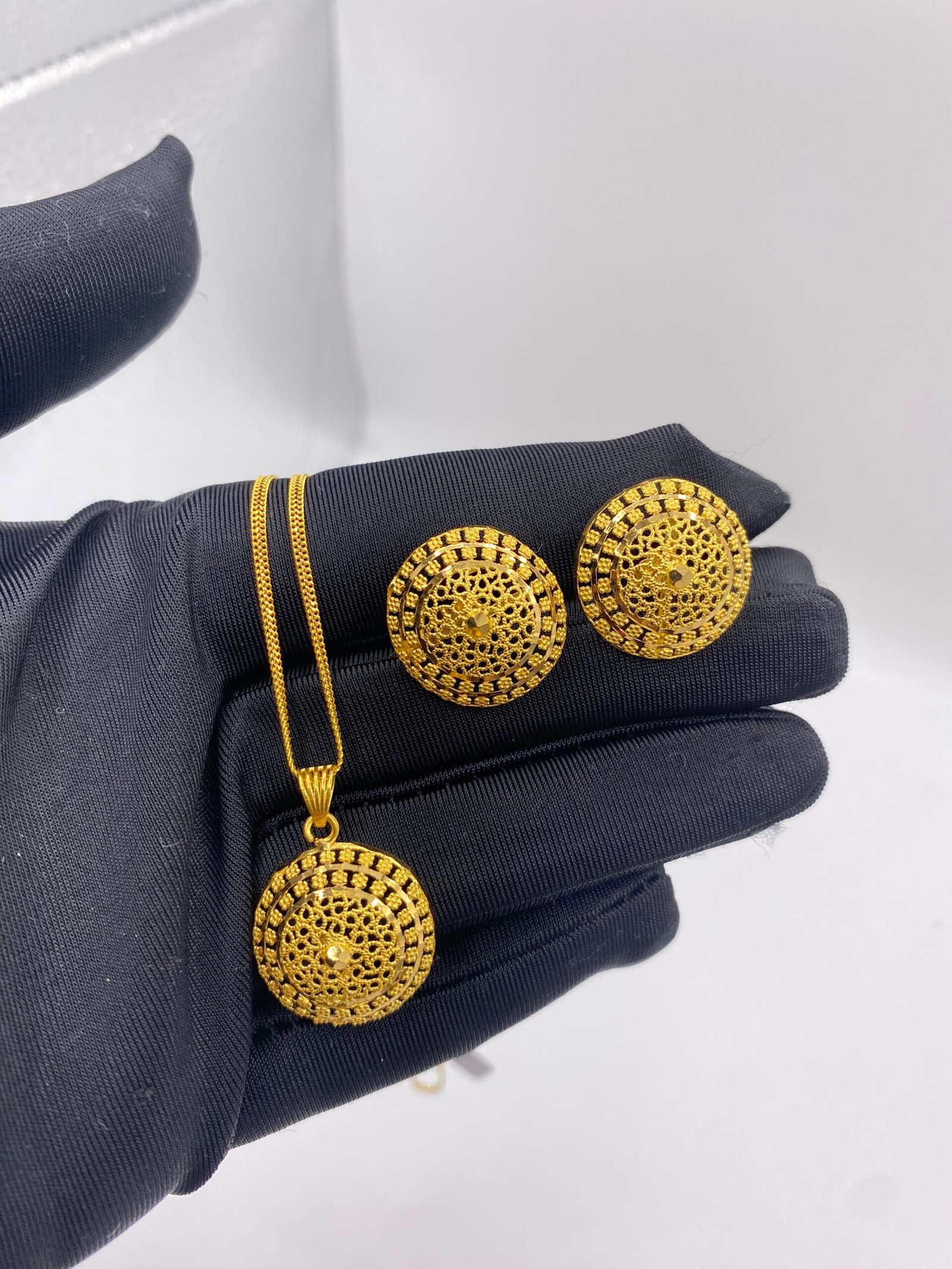 21K Gold Pendant + Chain